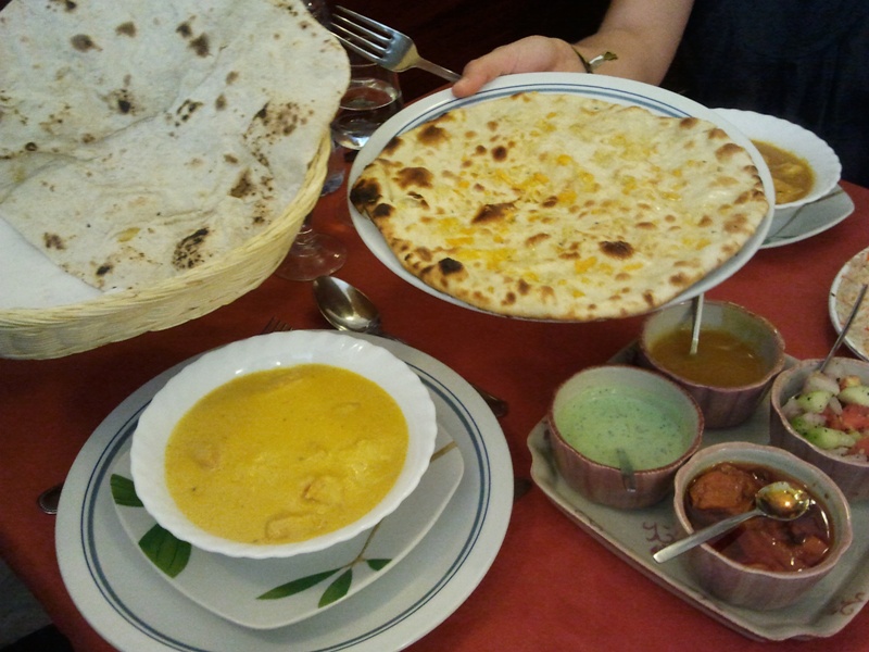 Restaurante Taj Indian Pollo al curry, pan con queso y Chapati 